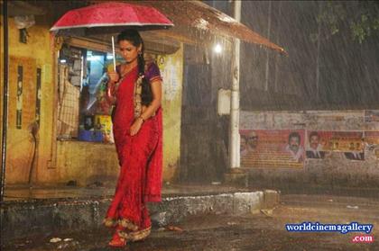 Pooja Umashankar Hot Saree Stills from Vidiyum Mun Movie