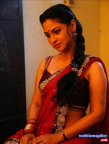 Pooja Umashankar Hot Saree Stills from Vidiyum Mun Movie