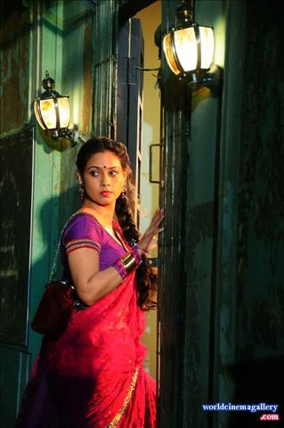 Pooja Umashankar Hot Saree Stills from Vidiyum Mun Movie