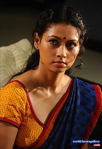 Pooja Umashankar Hot Saree Stills from Vidiyum Mun Movie