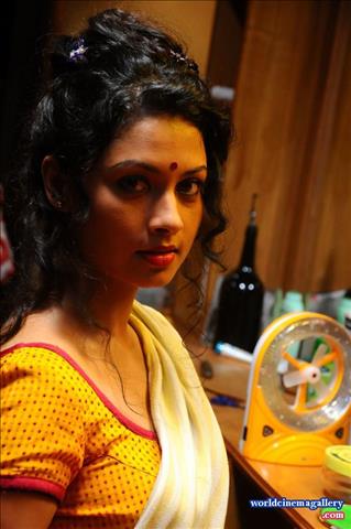 Pooja Umashankar Hot Saree Stills from Vidiyum Mun Movie