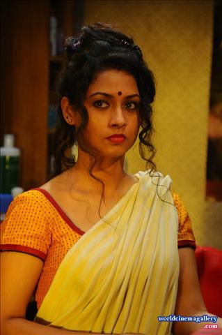 Pooja Umashankar Hot Saree Stills from Vidiyum Mun Movie