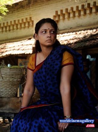 Pooja Umashankar Hot Saree Stills from Vidiyum Mun Movie