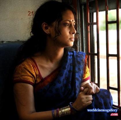 Pooja Umashankar Hot Saree Stills from Vidiyum Mun Movie