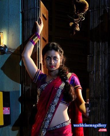 Pooja Umashankar Hot Saree Stills from Vidiyum Mun Movie