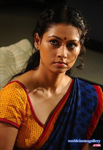 Pooja Umashankar Hot Saree Stills from Vidiyum Mun Movie