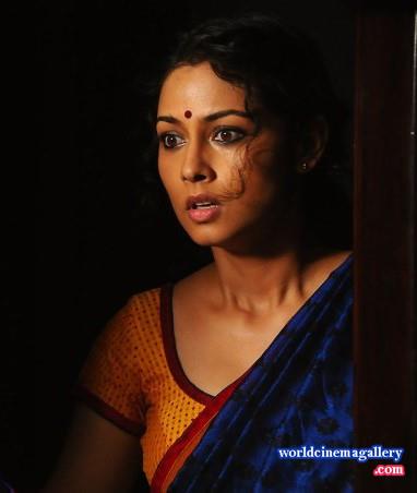 Pooja Umashankar Hot Saree Stills from Vidiyum Mun Movie
