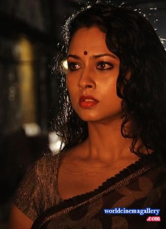 Pooja Umashankar Hot Saree Stills from Vidiyum Mun Movie