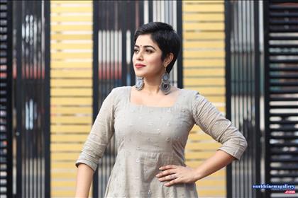 Poorna latest Photo Stills in Kodiveeran Movie