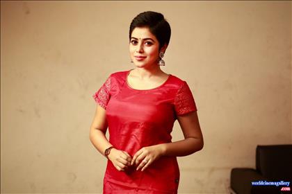 Poorna latest Photo Stills in Kodiveeran Movie