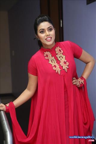 Poorna Shamna Kasim at Jayammu Nischayammu Raa Teaser Launch