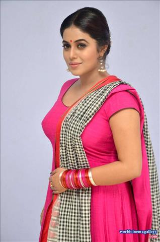 Poorna Shamna Kasim at Jayammu Nischayammu Raa Teaser Launch