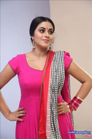 Poorna Shamna Kasim at Jayammu Nischayammu Raa Teaser Launch