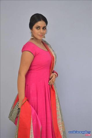 Poorna Shamna Kasim at Jayammu Nischayammu Raa Teaser Launch