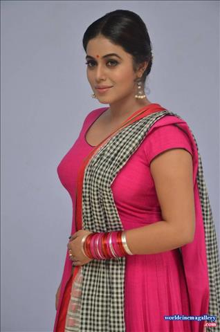 Poorna Shamna Kasim at Jayammu Nischayammu Raa Teaser Launch