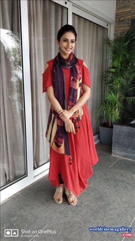 Rakul Preet Singh hot saree stills from Theeran Adhigaram Ondru - World Cinema Gallery