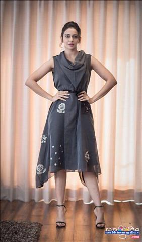 Rakul Preet Singh hot saree stills from Theeran Adhigaram Ondru - World Cinema Gallery