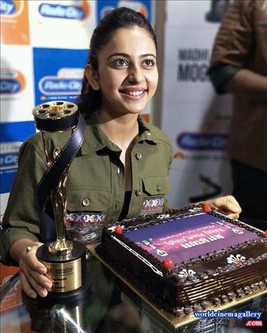 Rakul Preet Singh hot saree stills from Theeran Adhigaram Ondru - World Cinema Gallery