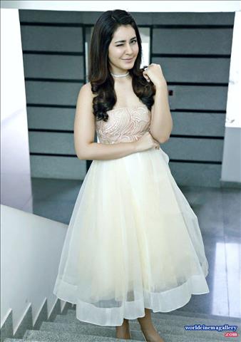 Rashi Khanna latest stills