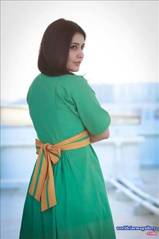 Rashi Khanna latest stills