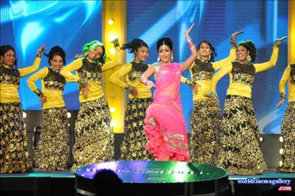 Shriya Saran Dance Photos At Mirchi Music Awards 2013