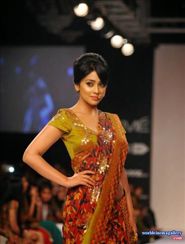 Shriya Saran in Lakme Fashion Week Winter Festive 2014