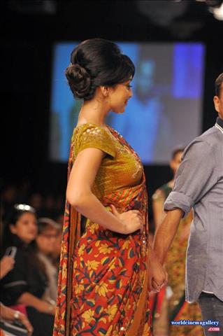 Shriya Saran in Lakme Fashion Week Winter Festive 2014
