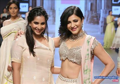 Shruthi Haasan Hot Stills  - World Cinema Gallery