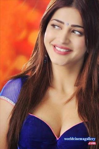 Shruthi Haasan Hot Stills in Yevadu movie