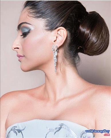 Sonam Kapoor Hot Stills at DIFF17