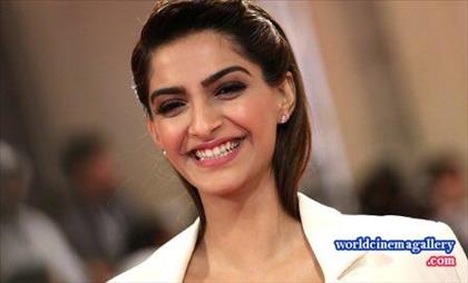 Sonam Kapoor Photo Stills at Dubai International film festival