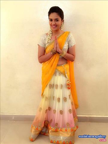 Sreemukhi Cute in Yellow Saree 