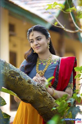 Sreemukhi latest Royal looks for GoldRush Stills