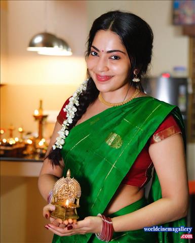 Vijay TV anchor VJ Ramya Subramanian Cute latest saree stills 