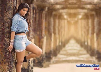 Aishwarya Rajesh Hot Saree Stills