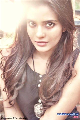 Aishwarya Rajesh Hot Saree Stills