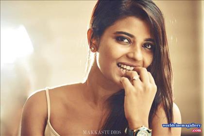 Aishwarya Rajesh Hot Saree Stills