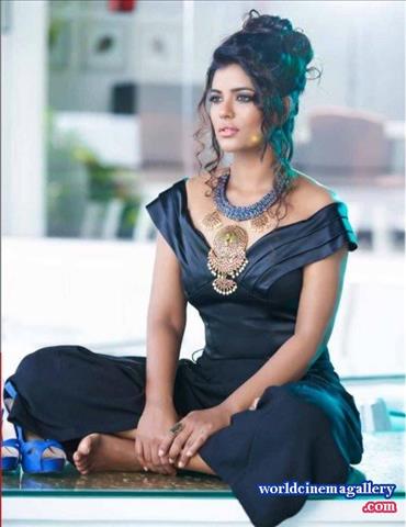 Aishwarya Rajesh Hot Saree Stills