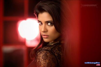 Aishwarya Rajesh Hot Saree Stills