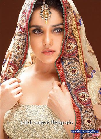 Pia Hot gym workout Stills