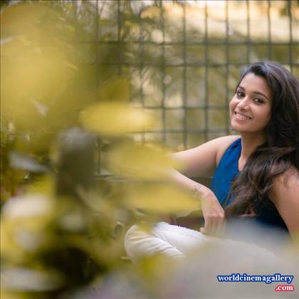 Priya Bhavani Shankar Green Saree stills at pothys ads - World Cinema Gallery