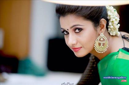 Priya Bhavani Shankar Green Saree stills at pothys ads - World Cinema Gallery