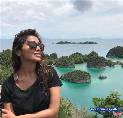 Shriya Hot Cleavage Stills