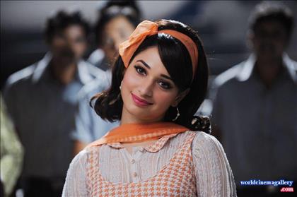 Tamanna  Stills from Vasuvum Saravananum Onna Padichavanga