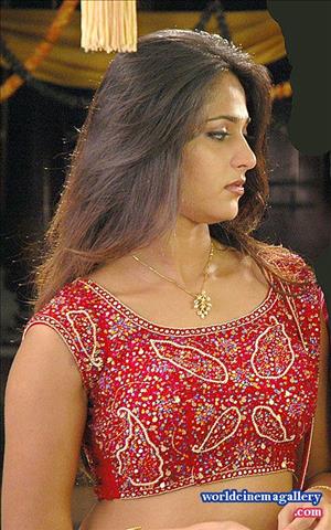 Anushka Shetty Hot Pink Saree Stills