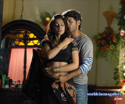 Ileana D'cruz Hot Black Saree Stills in Rechipo Movie