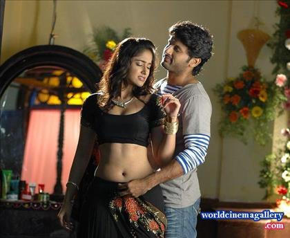 Ileana D'cruz Hot Black Saree Stills in Rechipo Movie