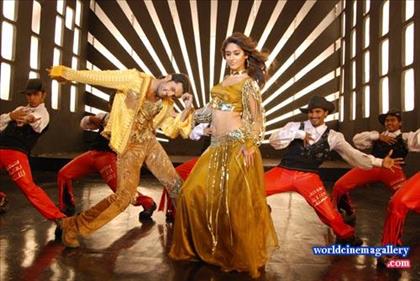 Ileana D'cruz Hot Black Saree Stills in Rechipo Movie