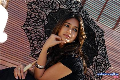 ileana d'cruz Stills in Devudu chesina manushulu movie