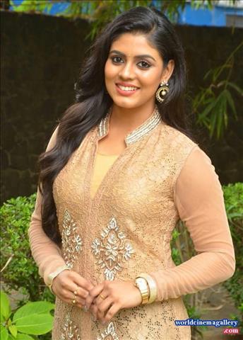 Iniya Latest Sexy Photoshoot